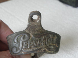 Ancien Ouvre-bouteille Pepsi Cola En Fonte - Bottle Openers