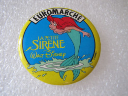 NO PIN'S  BADGE LA PETITE SIRENE  DISNEY  EUROMARCHÉ  Ø 56 Mm - Disney