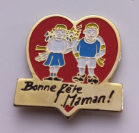 RR23 Pin's CŒUR HEART J'aime BONNE FÊTE MAMAN Des Mères Pour Offrir Achat Immédiat - Berühmte Personen