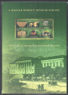 ** 2023 Magyar Nemzeti Múzeum Kincsei Bélyegszett, Tartalmazza A Blokk Alapváltozatát, Piros Sorszámú Vágott Blokkot és  - Altri & Non Classificati