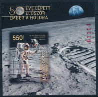 ** 2019 50 éve Lépett Először Ember A Holdra Vágott Blokk (8.000) - Other & Unclassified