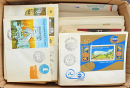 Kb 300 Db Magyar FDC Az 1960-1990 Közötti Időszakból Dobozban, Közte Kevés Bélyegzés Nélküli Is - Otros & Sin Clasificación