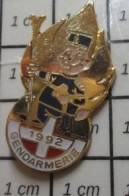 1616c Pin's Pins / Beau Et Rare / JEUX OLYMPIQUES / ALBERTVILLE 1992 GENDARME MARMOTTE  FLAMME OR OFFICIER - Olympic Games