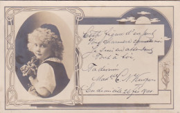 3817	267	Meisje Met Bloem (poststempel 1900)(minuscule Vouwen In De Hoeken) - Cartes Humoristiques