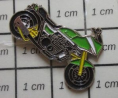 1616A Pin's Pins / Beau Et Rare / MOTOS / GROSSE MOTO SPORTIVE VERTE ET BLANCHE FAISANT DE LA ROUE AVANT - Motorbikes