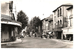 11 - B24941CPSM - SIGEAN - Carrefour Et Avenue De Narbonne - Pompe Essence - Très Bon état - AUDE - Sigean