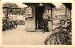 ** T1 Braunschweig, Brunswick; Fahrradabstellanlage Mit Parkwächter / Kerékpár Parkoló Parkolóőrrel, Háttérben Arthaus O - Sin Clasificación