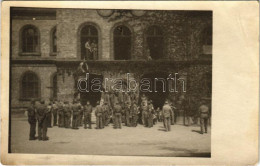 ** T2/T3 Katonák A Laktanyában / Military Barracks, Group Of Soldiers. Photo (EK) - Non Classificati