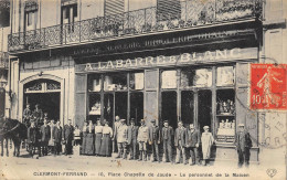 CPA 63 CLERMONT FERRAND 10 PLACE CHAPELLE DE JAUDE LE PERSONNEL DE LA MAISON A.LABARRE & BLANC EPICERIE MERCERIE....... - Clermont Ferrand