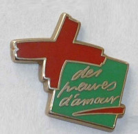 AB73 Pin's Arthus BERTRAND Croix Rouge Des Preuves D'amour Vert Achat Immédiat - Arthus Bertrand