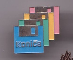 Pin's Konica Disquette D'ordinateur Réf 1105 - Computers