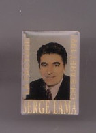 Pin's De Serge Lama La Facture Ch Baret 1991 Réf 795 - Berühmte Personen