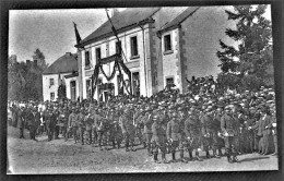 MILITARIA - ROSSIGNOL -  1920 Manifestation En Faveur Des Martyrs  - Un Détachement Du 10ème De Ligne Devant Le Cortège - Tintigny