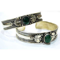 Brazalete Tibetano Abierto Y Labrado Con Incrustación De Agata Verde - Zonnebrillen