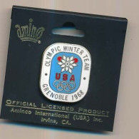 Pin's  22 X 25 Mm USA Olympic Winter Team X° Jeux Olympiques D'Hiver De Grenoble 1968 Sur Carton 5 X 5 - Jeux Olympiques