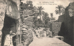 ALGERIE - Scènes Et Types - Vue Sur Une Rue Dans Un Village  Du Sud - Des Gens Dans La Rue - Carte Postale Ancienne - Szenen