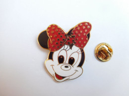 Superbe Pin's En EGF , Disney Minnie , Verso Signé Et Quadrillé - Disney