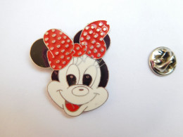 Superbe Pin's  , Disney Minnie , Argenté - Disney