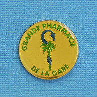 1 PIN'S /  ** GRANDE PHARMACIE DE LA GARE ** - Medici