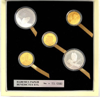 Gedenkmünzensatz Mit 3 Gold- Und 2 Silbermünzen 2005 Auf Den Neuen Papst Benedikt XVI. 3 X 25 Dollars 1/4 Unze Gold Und  - Wilmington