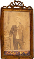Portraitfoto Eines Matrosen Der SMS Hansa Um 1900. Gefertigt Bei S. Koga. Im Verglasten Aufstellbaren Messingrahmen Der  - China