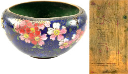 Kl. Ovale Cloisonne-Dose, Innen Grün, Außen Blau Mit Blumen Und Insekten. Am Boden Die Zeichen 乄有亍 (Wu You Chu = "Da Ist - China