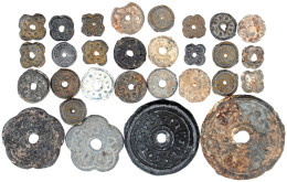 Kl. Sammlung Blumenmünzen Aus Blei, 29 Stück: 11 Exemplare Blütenförmig, Ca. 12 Bis 30 Mm; 18 Exemplare Rund, Ca. 12 Bis - Cambodja