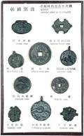 Präsentationstafel "Korean Memory Coins Of Yi Dynasty" Mit 10 Aufgeklebten Echten Bronzegussamuletten. Sehr Schön - Corée Du Nord