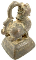 Bronze-Tiergewicht In Gestalt Eines Fabel-Löwen ("Toe"), Vor 1885. Quadratischer Fuß. 1496,16 G (= Ca. 100 Tikals). Sehr - Myanmar