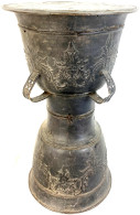 Mokko. Eine Sanduhrförmige Bronzetrommel Des 19. Jh. Die Als Zahlungsmittel Diente. Höhe 46,5 Cm. Kl. Reparatur Im "Fell - Dutch East Indies