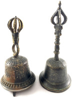 2 Bronzene Dorje Vajra Gebetsglocken. Höhe 16,5 Und 20 Cm - Andere - Azië