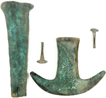 4 X Bronzenes Axtgeld, Sogen. "Tajaderas" Oder "Hachuelas" Der Azteken In Mexiko. Länge 40 Mm, 44 Mm, 118 Mm Und 190 Mm. - Archeologie