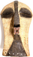 Kongo/Sambia: "Kifwebe", Maske Vom Stamm Der Songye. Holz Und Kaolin. Höhe 45 Cm. Vgl. Brooklyn Museum, Inv.-Nr. 169088. - Autres & Non Classés