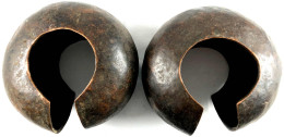 Kongo: 2 Schwere Bronze-Fußreifen (in Der Art Der Manillas) Vom Stamm Der Mbole. Durchmesser Je 20 Cm - Autres & Non Classés