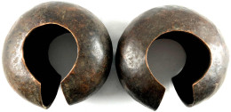 Kongo: 2 Schwere Bronze-Fußreifen (in Der Art Der Manillas) Vom Stamm Der Mbole. Durchmesser Je 20 Cm - Andere & Zonder Classificatie