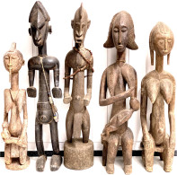 Konvolut Von 5 Versch. Weiblichen Fruchtbarkeitsfiguren Aus Holz, U.a. Vom Stamm Der Dogon In Mali. Höhe 57 Bis 72 Cm - Other & Unclassified