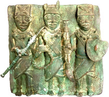 Nigeria: Relief-Bronzeplatte Des Königreichs Benin. Darstellung Dreier Personen (der Oba Mit 2 Begleitfiguren?). 31 X 32 - Sonstige & Ohne Zuordnung