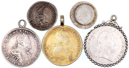 5 Silbermünzen: Taler 1612 Hall (gehenkelt), Kronentaler 1796 C Prag (in Fassung), 15 Kreuzer 1690 KB Kremnitz, 20 Kreuz - Goldmünzen