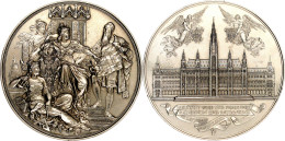 Vernickelte Bronzemedaille 1883 Von Anton Scharff. Auf Die Vollendung Des Neuen Rathauses In Wien. Unter Baldachin Sitze - Pièces De Monnaie D'or