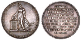 Silbermedaille 1812 V. Lindenschmidt. Auf Die Aufhebung Der Leibeigenschaft. Gekr. Nassovia Mit Löwenschild Hält Opfersc - Gouden Munten