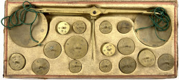 Lederbespannter Münzwaagkasten Um 1810/1820 Mit Messingwaage Und 15 Goldmünz-Gewichten (vollständig). Die Schliesshaken  - Sonstige & Ohne Zuordnung