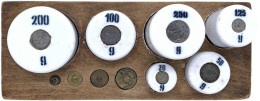 Bayern: Gewichtssatz 1, 2, 5, 10 Gramm Messing, 20, 50, 100, 125, 200 Und 250 Gramm Porzellan (weiß Mit Blauer Beschrift - Sonstige & Ohne Zuordnung