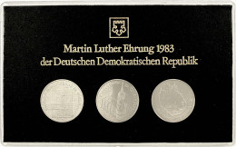 Themensatz Martin-Luther-Ehrung: 5 Mark 1983 Schloßkirche, Wartburg 1983 Und Luthers Geburtshaus 1983 In Hartplastik Mit - Other & Unclassified