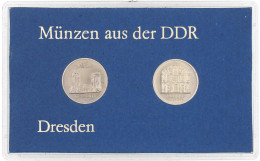 Themensatz: "Dresden"" Mit 5 Mark 1985 Frauenkirche Und Zwinger. In Hartplastik Mit Blauem Inlett. Original VEB. Stempel - Otros & Sin Clasificación