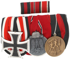 Dreier-Ordensspange: EK II 1939, Ostmedaille, Medaille 1. Oktober 1938. Dazu Die Zugehörige Bandminiaturenspange. Vorzüg - Altri & Non Classificati