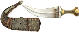 Khanjar Um 1900. Griff Mit Zwei Aufgenagelten Osmanischen Messingjetons AH 1223 (1808). Scheide Mit Versilberten Beschlä - Knives/Swords