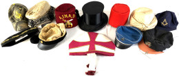 FREIMAURER. Sammlung Von 12 Verschiedenen Kopfbedeckungen. Basecaps, Ein Zylinder, Feze, Ein Priesterhut, Usw. Unterschi - Other & Unclassified