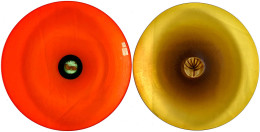 2 Designer-Schalen Venini Murano "Vetri": Rot (1982/1983) Und Gelb (1980). Durchmesser Je 37,5 Cm - Vetro & Cristallo