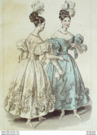 Gravure De Mode Costume Parisien 1832 N°2965 Robe De Crêpe Brodée En Soie D'or  - Etchings