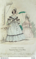Gravure De Mode Costume Parisien 1838 N°3563 Robe En Poult De Soie Façonnée - Aguafuertes